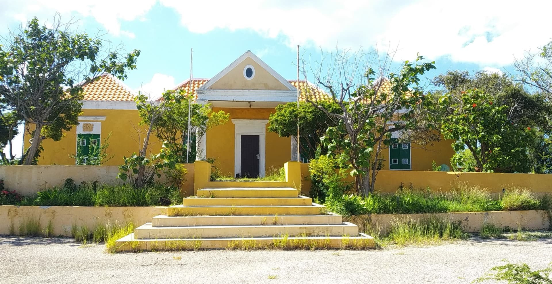 Landhuis Brakkeput Ariba — From Merchants' Retreat to School