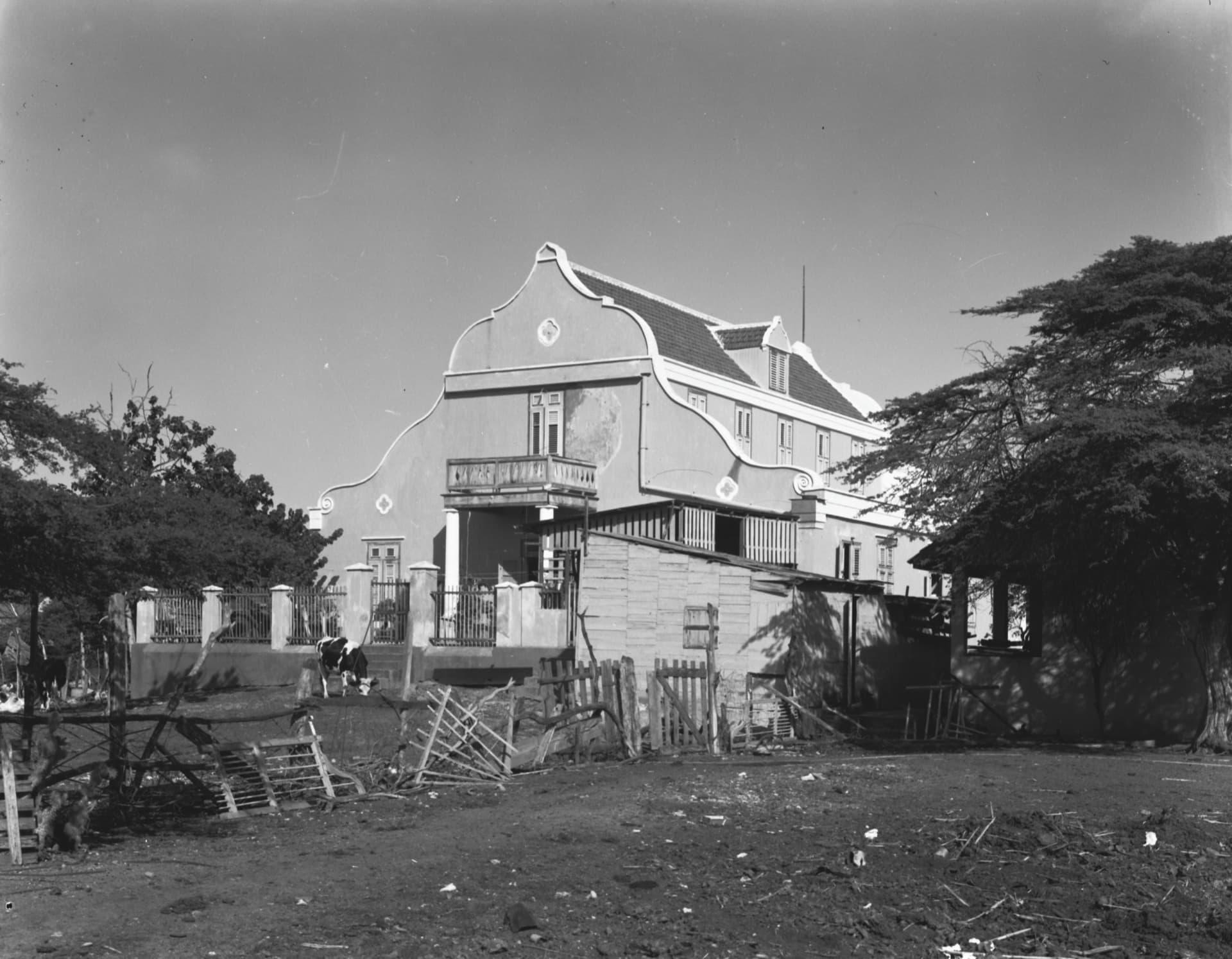 Landhuis Gaito — Quiet Symmetry and a Weathervane's Name