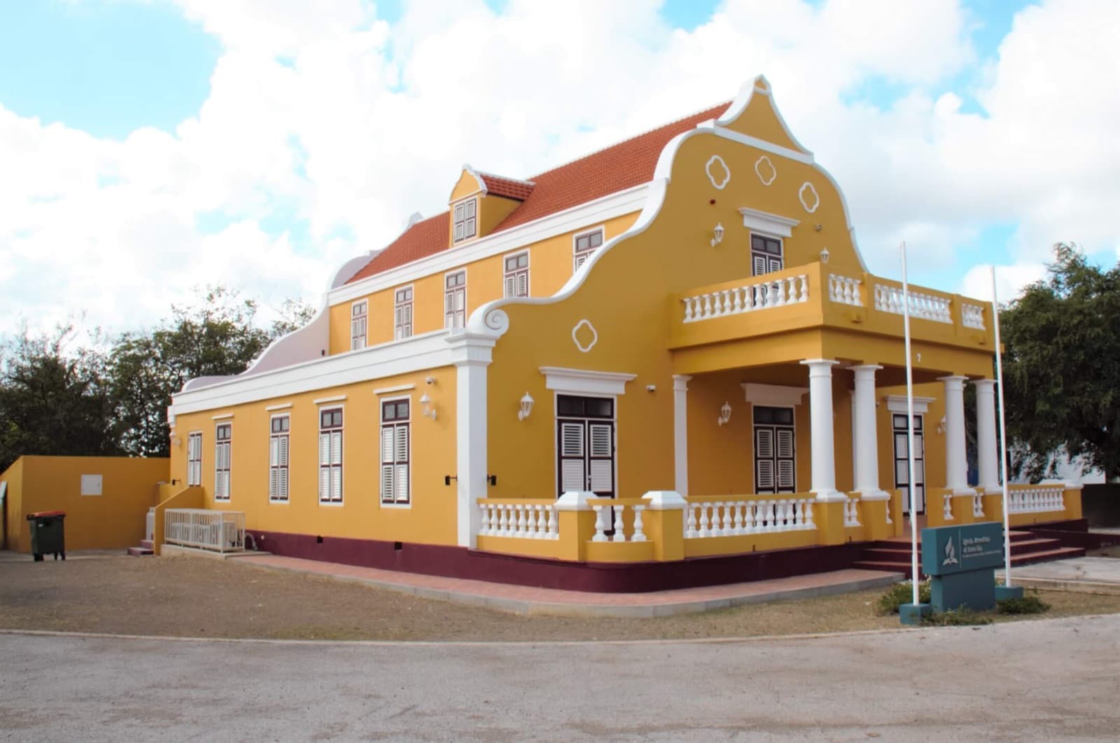Landhuis Gaito — Quiet Symmetry and a Weathervane's Name