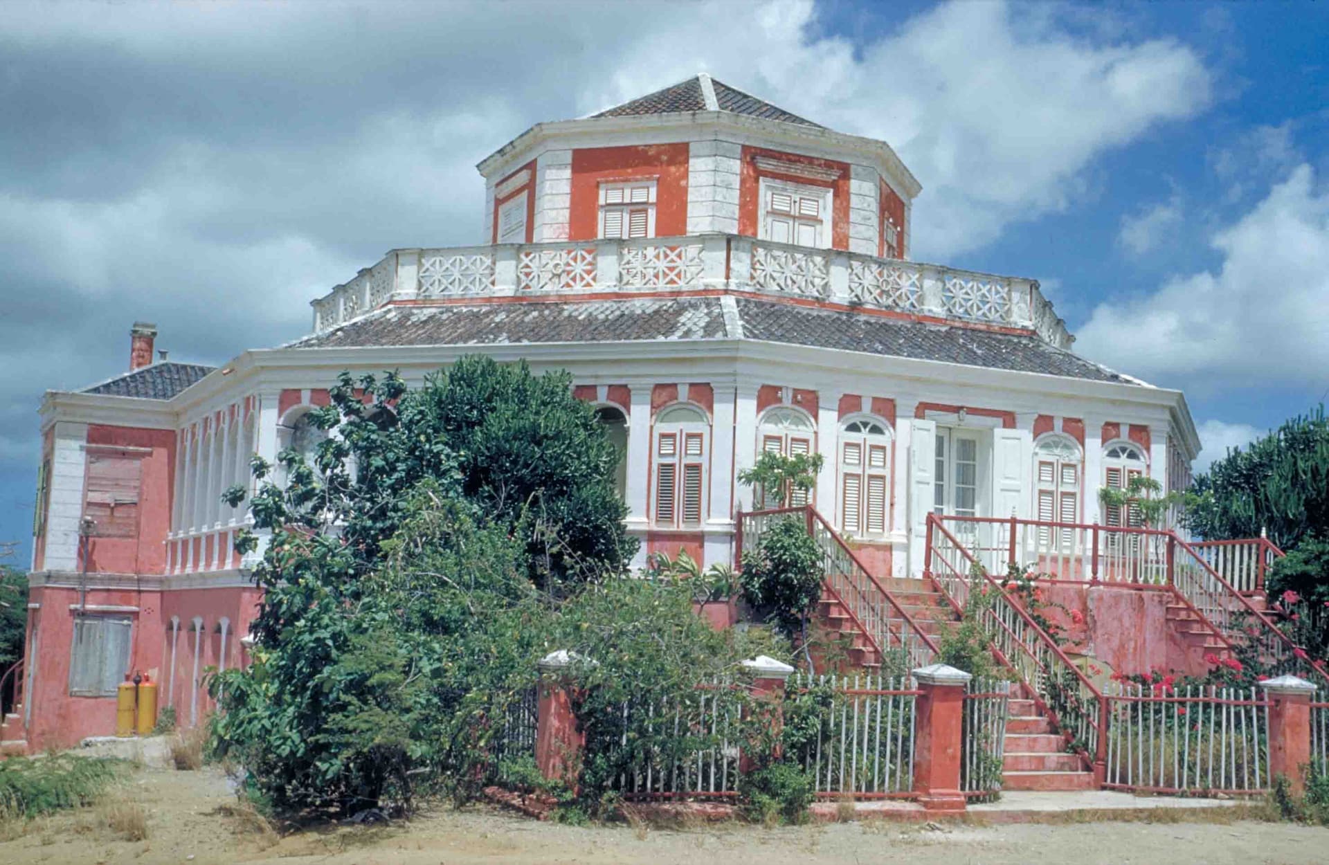 Landhuis Groot Davelaar — The Octagonal Heart and a President's Legend