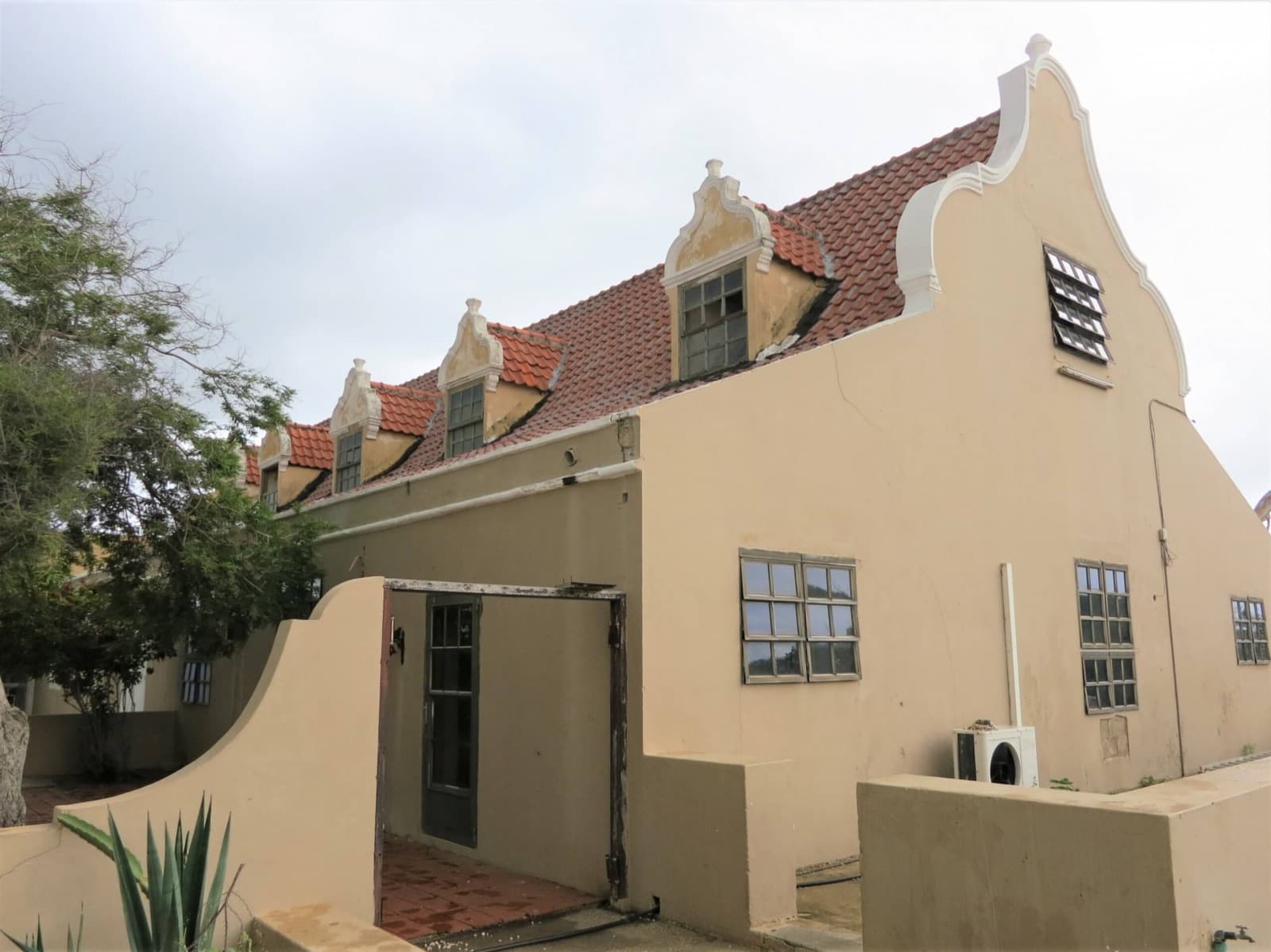 Landhuis Mount Pleasant (Malpais) — Sisal Gamble, Baroque Gables