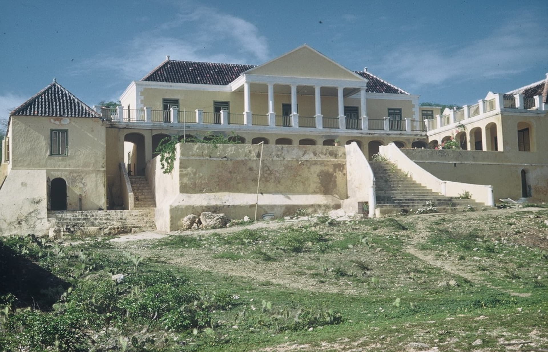 Landhuis Ronde Klip — Classical Grace, Hollywood Cameo