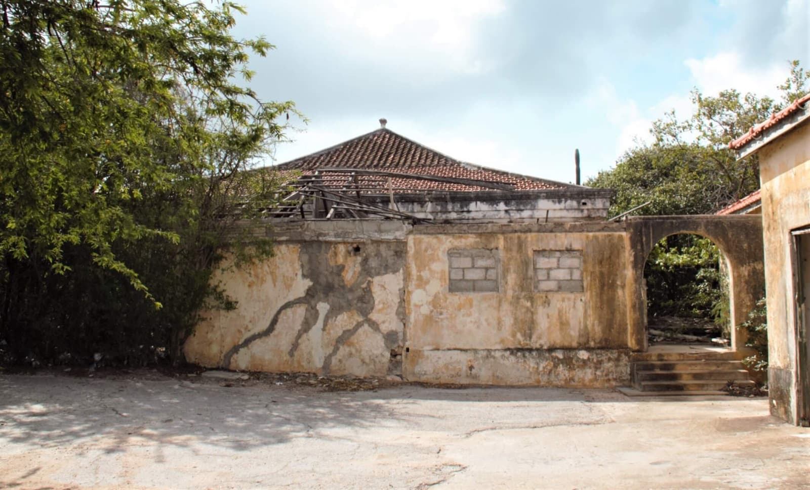 Landhuis Rust en Vrede — A Doctor's House in Slow Decline
