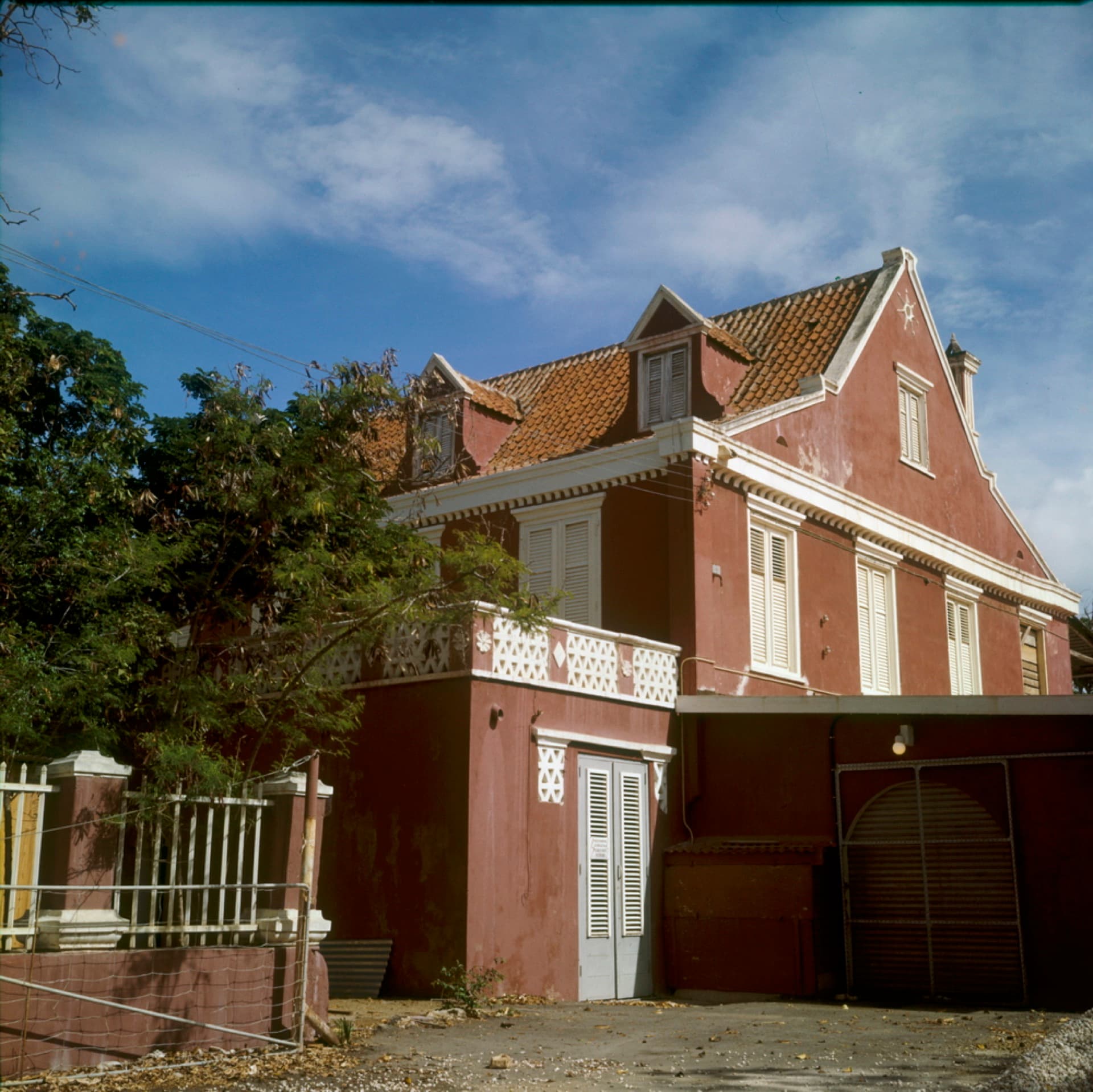 Landhuis Suikertuintje — Sugar Garden at the Edge of the City